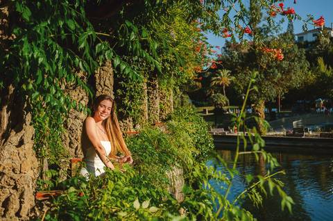 Retrato feminino a três quartos com sombras de jardim e olhar sereno. Sessão fotográfica individual ao ar livre no Jardim das Rosas, Torres Novas. Fotografia de retrato por Duo Capuano.'