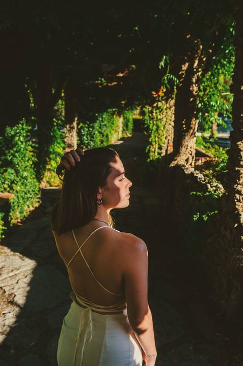 Fotografia feminina de perfil com jogo de luz e sombra no jardim. Susana com olhar introspetivo e expressão tranquila. Sessão fotográfica individual ao ar livre, Torres Novas, por Duo Capuano.'