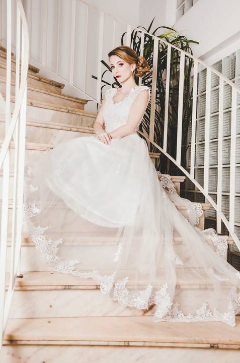 Detalhe lateral de vestido branco Gocá com decote elegante'