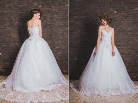 Vestido branco fluido com saia rodada e corpete estruturado elegante'