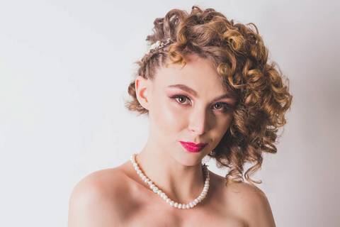 Retrato artístico de noiva com maquiagem natural e penteado elegante'