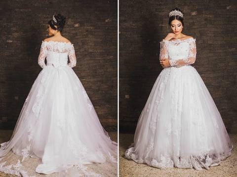 Vestido branco em ambiente urbano com janela decorativa'