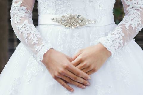 Noiva elegante em vestido branco com decote V em ambiente minimalista'