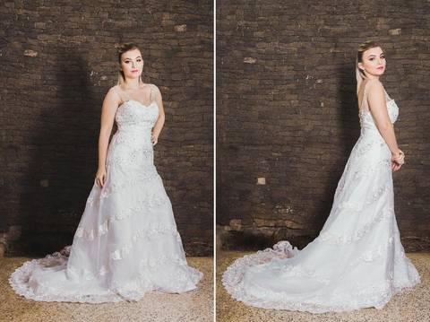 Noiva com vestido Gocá elegante mostrando detalhes posteriores e laterais'