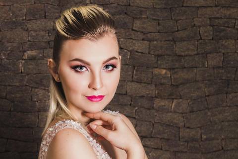 Retrato de noiva com vestido Gocá branco e detalhes em renda, com penteado elegante'