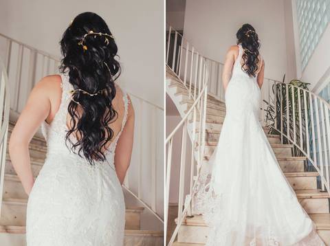 Vestido branco em escadaria com iluminação natural e composição elegante'