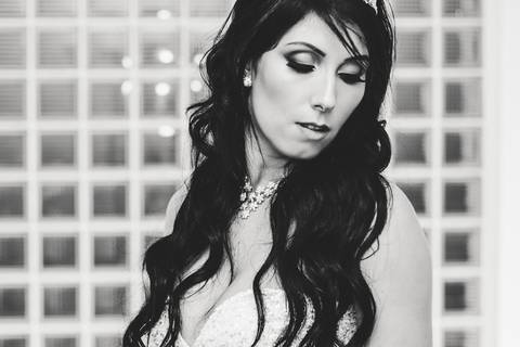 Noiva com penteado solto em ambiente claro com composição elegante'