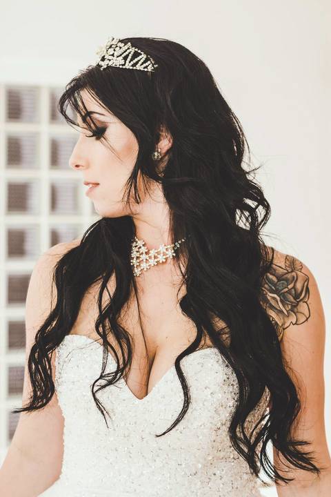 Retrato de noiva elegante com penteado estilo vintage'