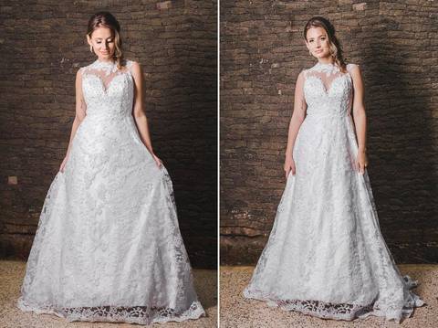 Noiva com vestido branco fluido em escadaria com detalhe dorsal'