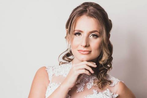 Detalhe de renda e costura fina do vestido de noiva branco'