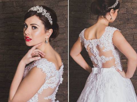 Noiva em ambiente rústico com vestido branco e detalhe de decote'