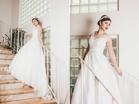 Vestido branco com renda delicada em escadaria com composição elegante'
