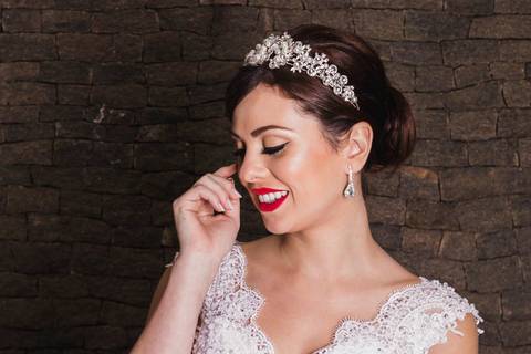 Noiva elegante com tiara e decote especial em fundo minimalista'