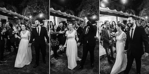 Detalhe do buquê de flores magenta e rosas com folhas verdes nas mãos da noiva Camila para casamento em São Paulo'