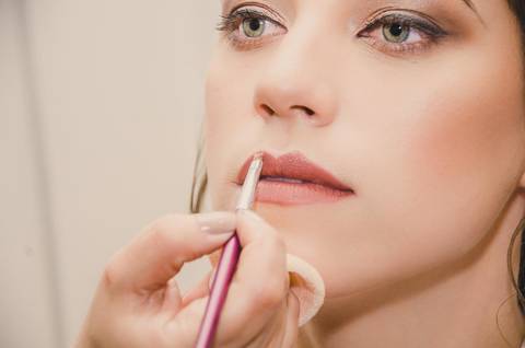 Retrato da noiva Camila com maquiagem completa em ambiente natural com fundo bokeh para casamento em São Paulo'