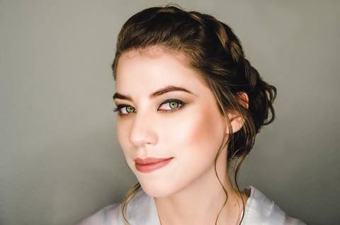 Retrato em preto e branco da noiva Camila com penteado elegante durante preparação para casamento em São Paulo'