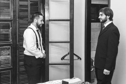 Noivo Rafael em traje cinzento se preparando antes da cerimônia de casamento em São Paulo, retrato do noivo durante preparação'