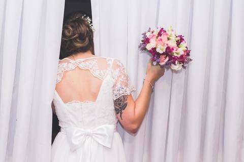 Noiva Camila em vestido branco de renda segurando buquê de flores rosas e brancas para casamento em São Paulo, retrato da noiva com flores'
