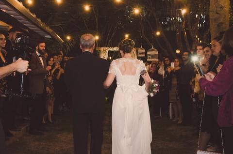 Noiva Camila e noivo Rafael durante cerimônia de casamento em ambiente com iluminação ambiente em São Paulo, momento da cerimônia'