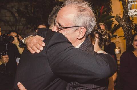 Padrinho ou avô do casal em terno preto durante festa de casamento Camila e Rafael em São Paulo, retrato de convidado especial'
