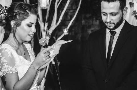 Casal Camila e Rafael saindo da cerimônia com luz natural externa durante casamento em São Paulo, momento ao ar livre pós cerimônia'