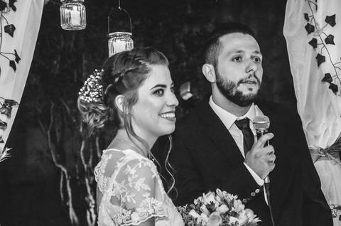 Casal Camila e Rafael em preto e branco durante cerimônia de casamento em São Paulo, fotografia artística e elegante do casal'