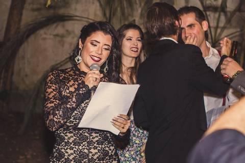 Convidados de casamento conversando durante festa de Camila e Rafael com decoração ao fundo em São Paulo, momento de confraternização'