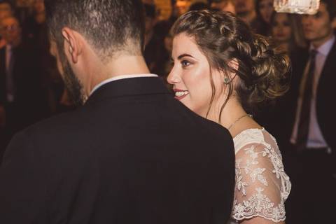 Casal em preto e branco abraçado durante cerimônia de casamento Camila e Rafael em São Paulo, fotografia artística do casal'