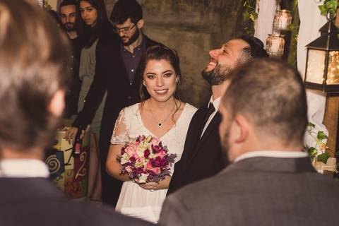 Convidados de casamento em preto e branco durante festa de Camila e Rafael em São Paulo, fotografia artística de momento social'