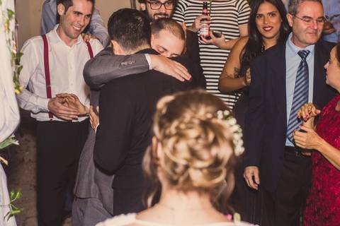 Convidados de casamento conversando e rindo durante festa de Camila e Rafael em São Paulo, fotografia de momento social divertido'