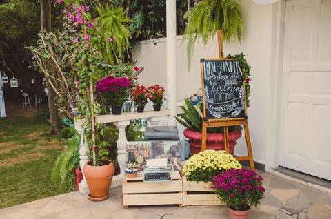 Arranjo de flores coloridas em vaso transparente para decoração'