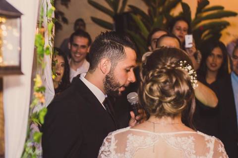 Momento de saída do casal Camila e Rafael ao ar livre durante casamento em São Paulo, fotografia ao pôr do sol com noiva em vestido branco'