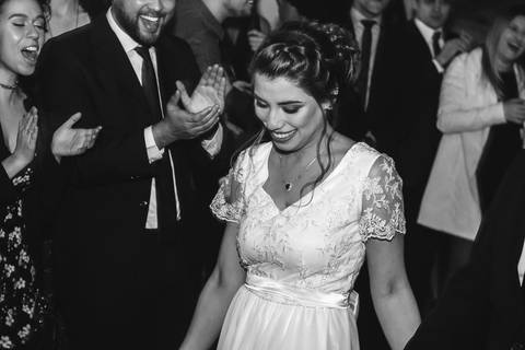 Convidados em preto e branco durante cerimônia de casamento Camila e Rafael em São Paulo, fotografia artística do público'