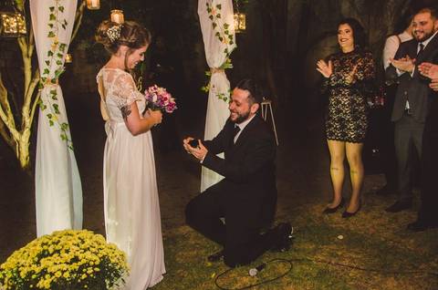 Casal Camila e Rafael dançando primeiro no casamento em São Paulo, momento de primeira dança com decoração ao fundo'