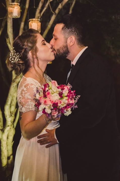 Detalhe das mãos do casal Camila e Rafael durante casamento em São Paulo, fotografia de detalhes com aliança de ouro'