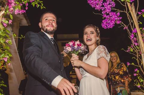 Casal Camila e Rafael dançando durante cerimônia em preto e branco para casamento em São Paulo, momento da primeira dança'