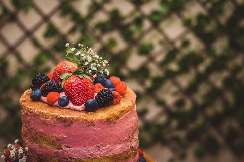 Bolos de casamento decorados com frutas vermelhas e flores magenta para casamento Camila e Rafael em São Paulo, mesa de doces e sobremesas'