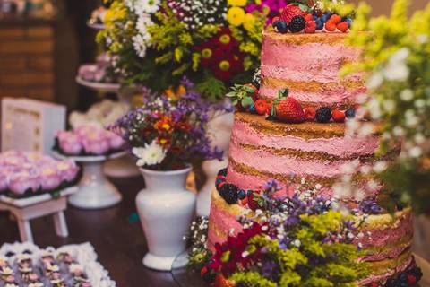 Bolo de casamento em camadas com decoração de flores magenta para casamento Camila e Rafael em São Paulo, mesa de doces'