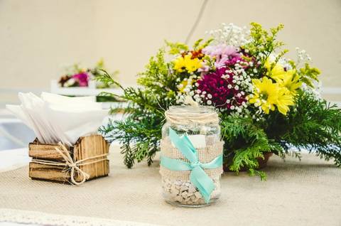 Buquê com flores rosas, amarelas e brancas em cesto dourado'