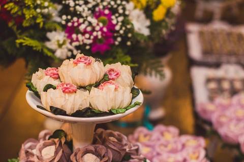 Bolo individual com frutas coloridas para casamento Camila e Rafael em São Paulo, mesa de doces decorada com flores'