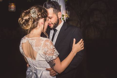 Casal Camila e Rafael beijando durante casamento em São Paulo com luz dourada, momento romântico e especial'