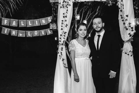Noiva Camila e noivo Rafael posando juntos durante cerimônia de casamento em São Paulo, retrato do casal'