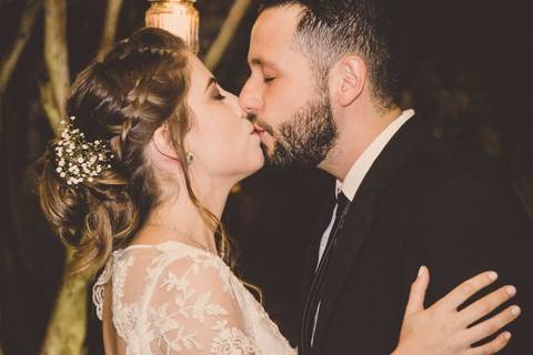 Casal Camila e Rafael beijando em preto e branco durante cerimônia de casamento em São Paulo, fotografia artística do momento'