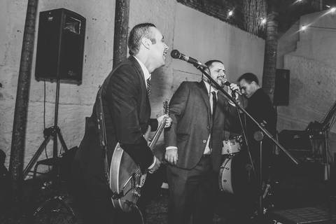 Banda ao vivo tocando durante festa de casamento Camila e Rafael em São Paulo, músicos em ambiente de celebração'