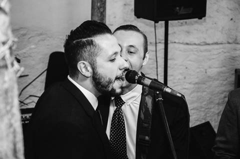 Convidado falando discurso no microfone durante festa de casamento Camila e Rafael em São Paulo, momento de fala especial'