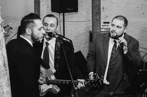 Noivos Camila e Rafael dançando juntos em preto e branco durante festa de casamento em São Paulo, momento da dança'