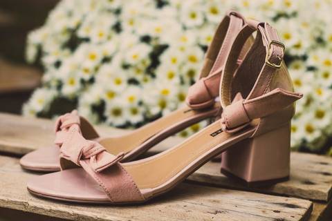 Sapatos de noiva em tons neutros com salto alto dourado'