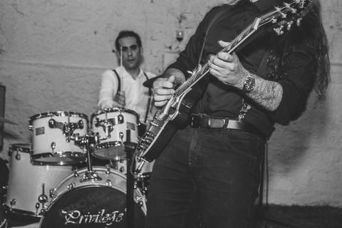 Banda ao vivo tocando durante festa de casamento Camila e Rafael em São Paulo com iluminação ambiente quente'