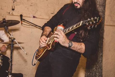 Convidados dançando durante festa de casamento Camila e Rafael em São Paulo com iluminação ambiente dourada'