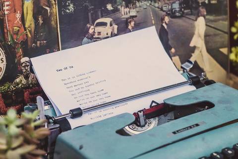 Convite do casamento de Camila e Rafael em tons azuis com detalhes'